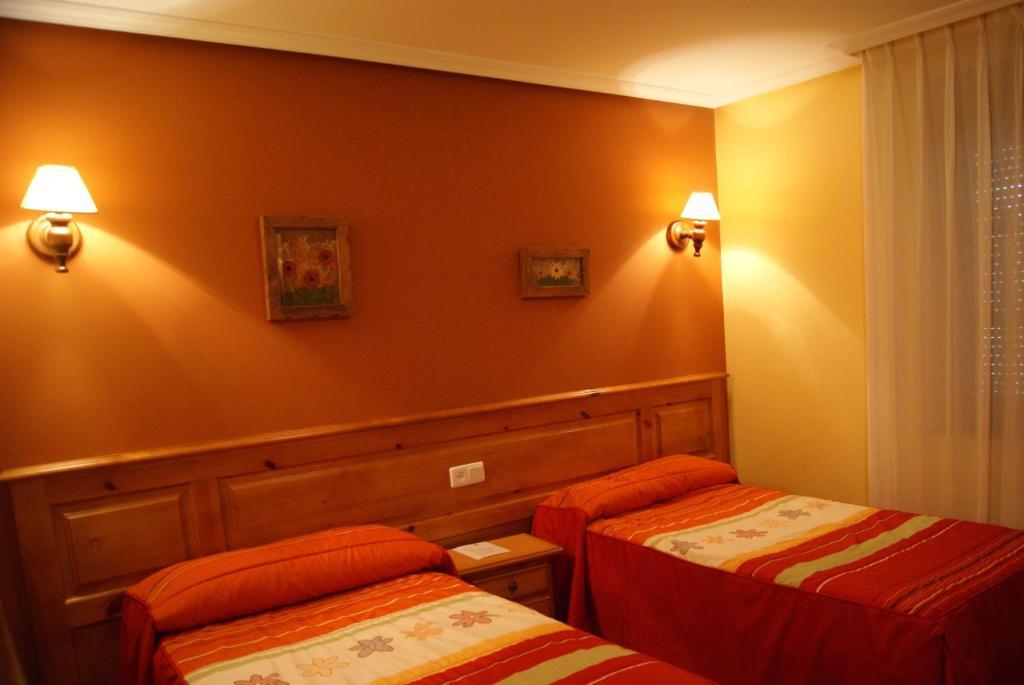 Hotel Garganta Del Cares Понсебос Стая снимка