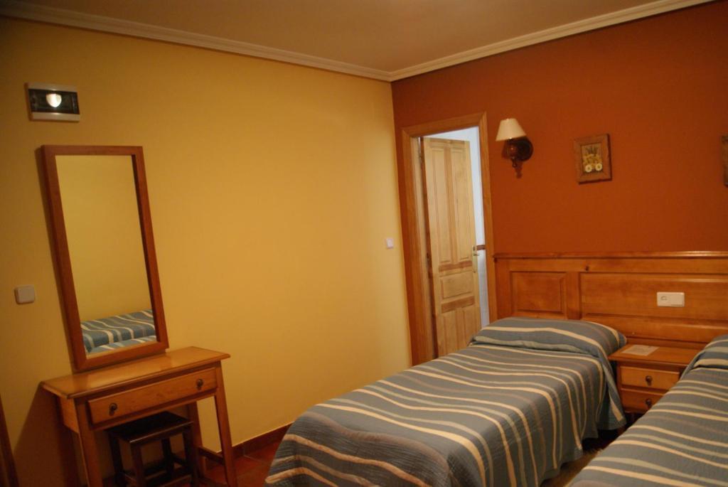 Hotel Garganta Del Cares Понсебос Стая снимка