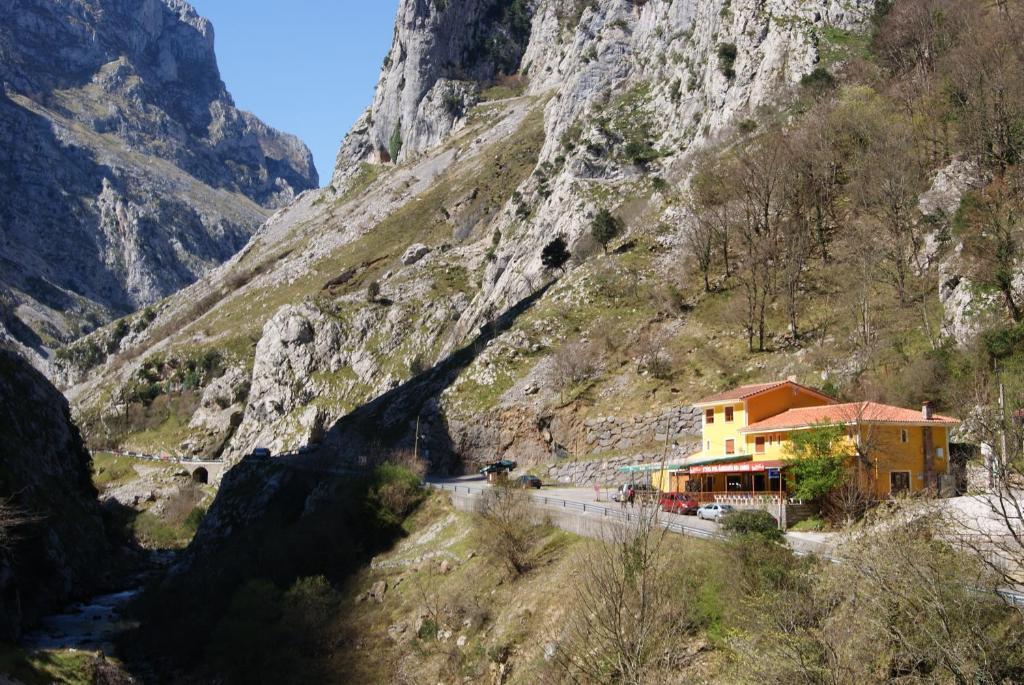 Hotel Garganta Del Cares Понсебос Екстериор снимка
